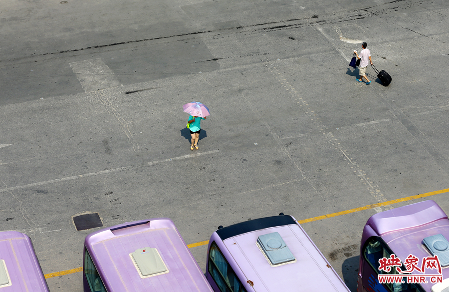 酷暑的陽光，常常曬化車站內(nèi)地面的瀝青，乘車的旅客都是匆匆而過，不愿過多停留。