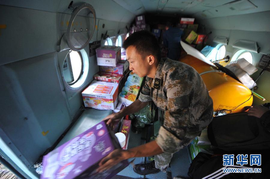  8月5日，在魯?shù)榭h龍頭山鎮(zhèn)，部隊(duì)官兵從直升機(jī)上卸載救災(zāi)物資。