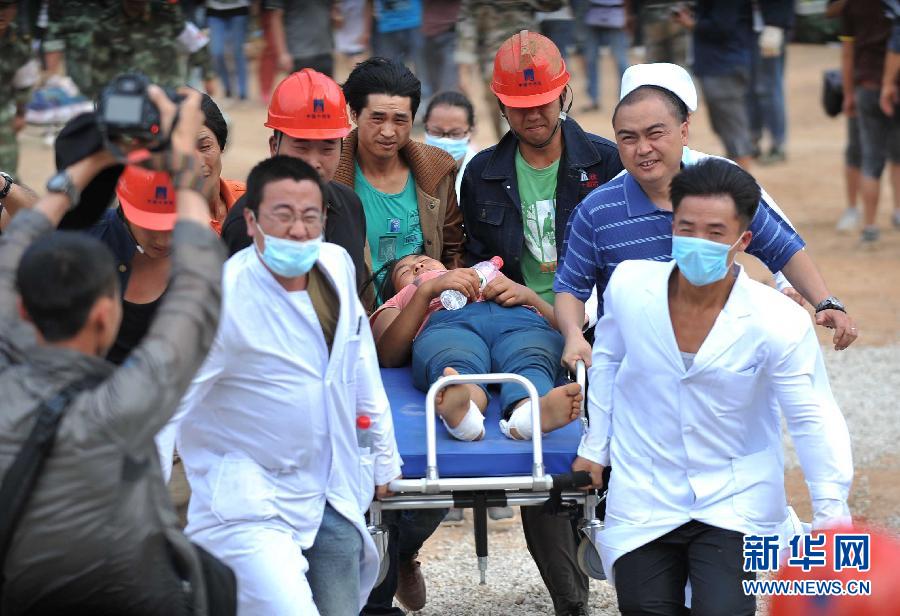 8月5日，在魯?shù)榭h龍頭山鎮(zhèn)，醫(yī)護(hù)人員準(zhǔn)備將傷員轉(zhuǎn)運(yùn)到直升機(jī)。