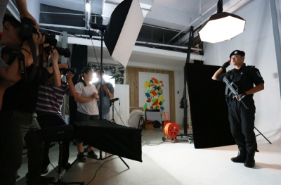 拍起大片來，特警也是一絲不茍。