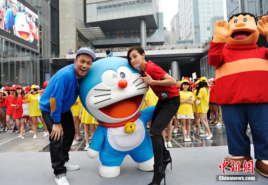 圖為何韻詩、周柏豪與哆啦A夢合影。