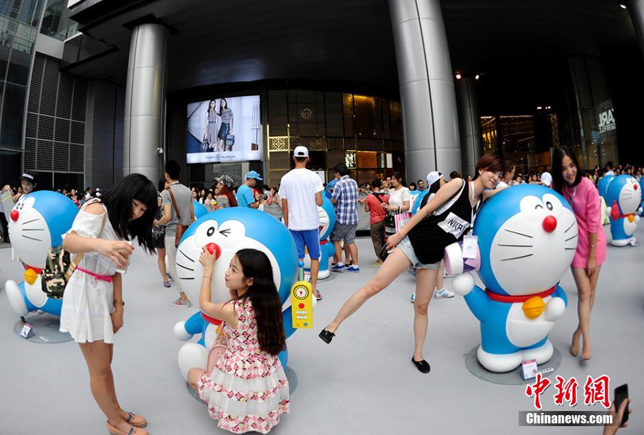 圖為成都民眾與哆啦A夢合影留念。