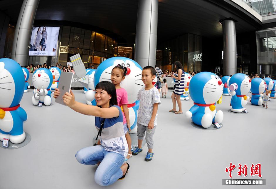 圖為成都民眾與哆啦A夢合影留念。