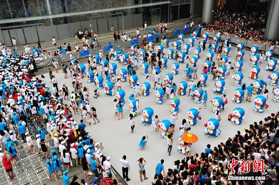 圖為成都民眾狂熱追捧哆啦A夢。
