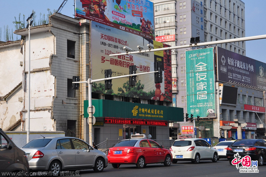 茶余飯后,人們談?wù)撟疃嗟木褪沁@座堅(jiān)挺的小樓。