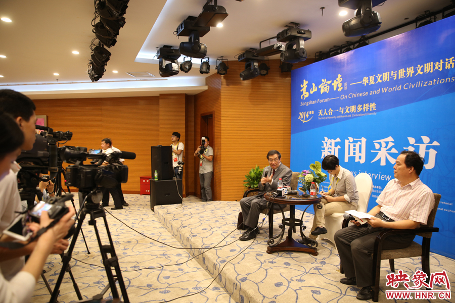 嵩山論壇新聞采訪現(xiàn)場。