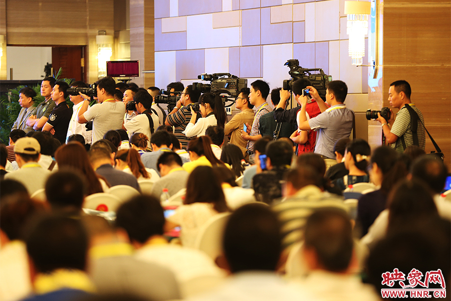 媒體聚焦嵩山論壇。