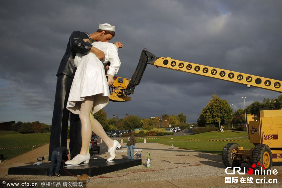 法國街頭布置“勝利之吻”雕塑 紀念二戰(zhàn)勝利 法國街頭布置“勝利之吻”雕塑 紀念二戰(zhàn)勝利