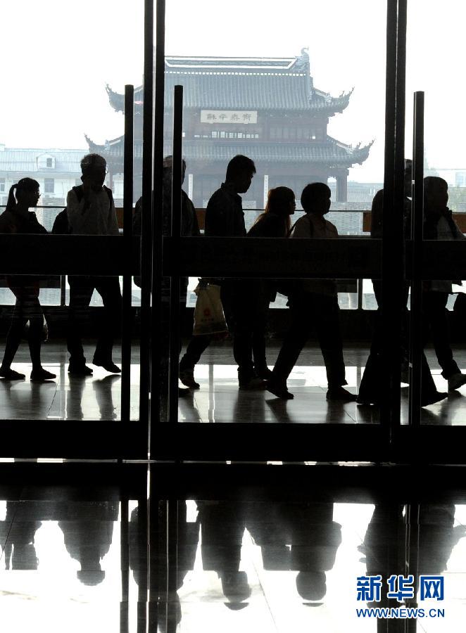 10月6日，旅客排隊(duì)進(jìn)入蘇州火車站二樓候車大廳。