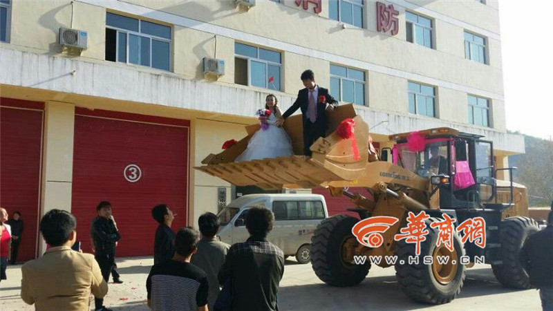 陜西小伙開8臺(tái)裝載機(jī)接新娘。