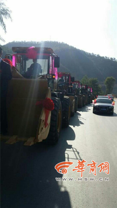 陜西小伙開8臺(tái)裝載機(jī)接新娘。