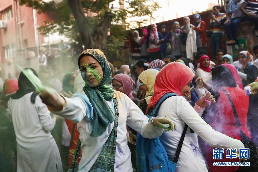 10月16日，在埃及首都開羅，一名女青年在“彩色跑”活動中拋撒彩色粉末。