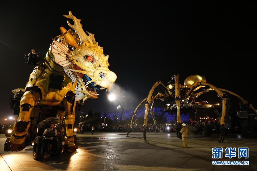 法國機械“龍馬”開始鳥巢巡游 法國機械“龍馬”開始鳥巢巡游