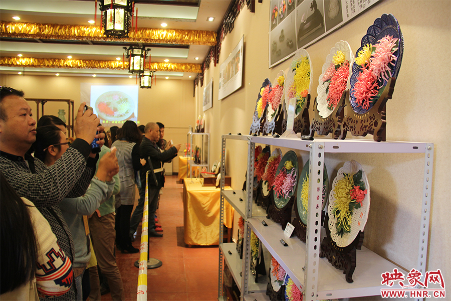 菊花官瓷吸引大家關(guān)注。