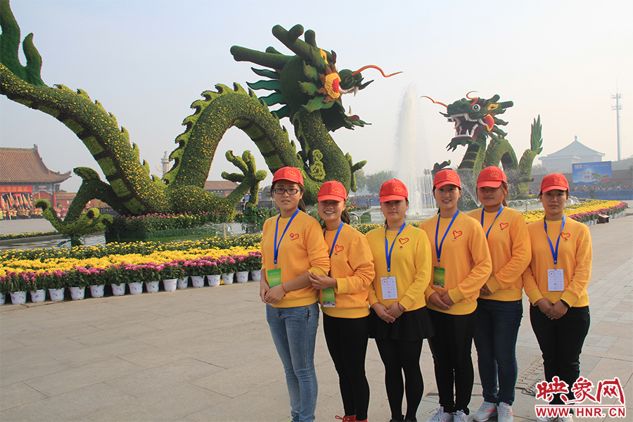 菊花文化節(jié)的志愿者們。