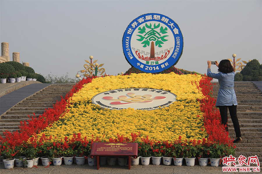 游客在拍照。