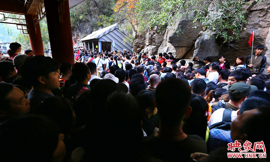 不到百米的碼頭上，等待上船的幾百名游客擁擠在一起