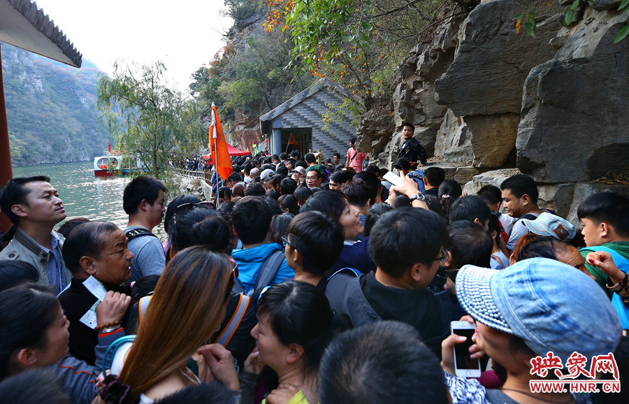 由于景區(qū)沒有良好的疏導(dǎo)和管理，讓游玩的游客被混亂的狀態(tài)破壞了好心情