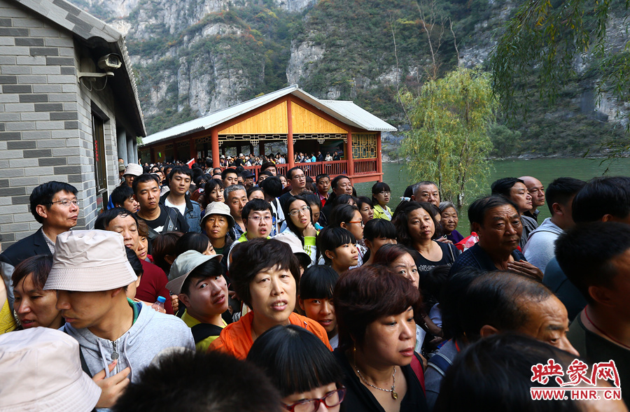 等待上船的碼頭上，游人擁擠不動