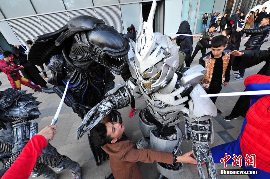 “復(fù)仇者聯(lián)盟”與人類共戰(zhàn)“異形”霧霾軍團 “復(fù)仇者聯(lián)盟”與人類共戰(zhàn)“異形”霧霾軍團