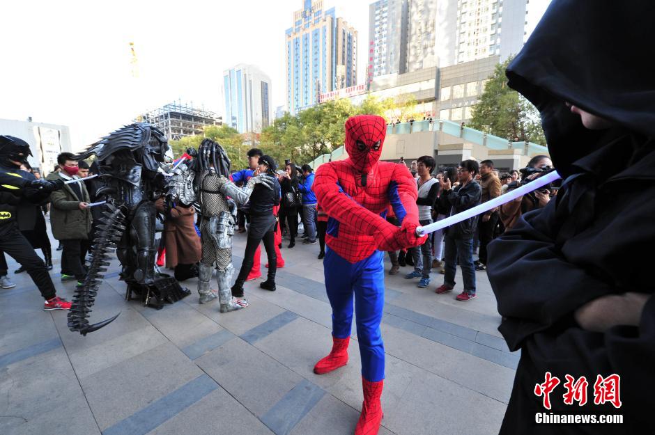 “復(fù)仇者聯(lián)盟”與人類共戰(zhàn)“異形”霧霾軍團 “復(fù)仇者聯(lián)盟”與人類共戰(zhàn)“異形”霧霾軍團