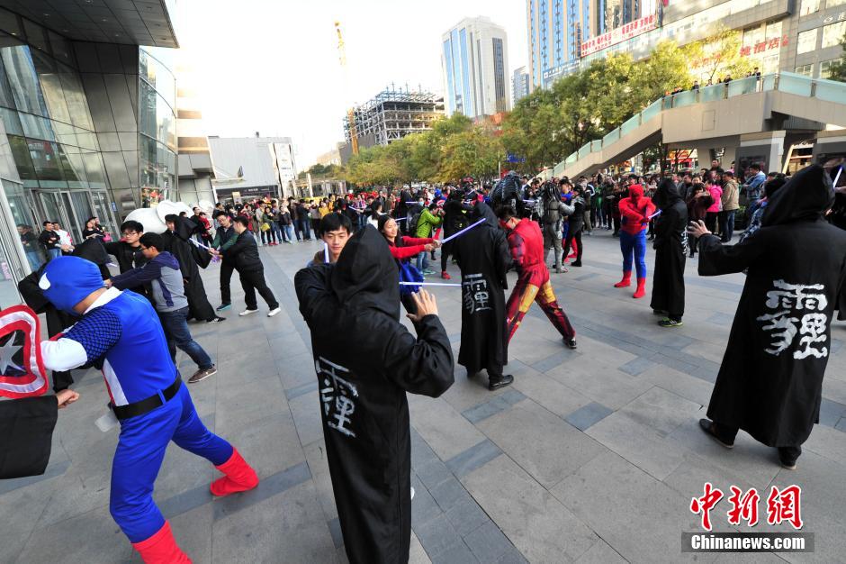 “復(fù)仇者聯(lián)盟”與人類共戰(zhàn)“異形”霧霾軍團 “復(fù)仇者聯(lián)盟”與人類共戰(zhàn)“異形”霧霾軍團