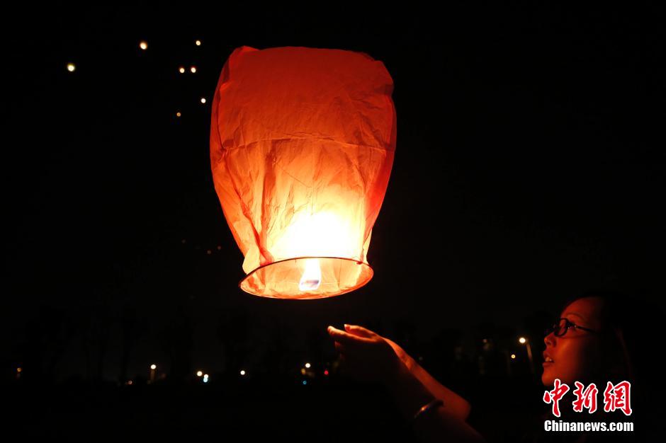 上海百名單身男女集體放飛孔明燈求“脫單” 上海百名單身男女集體放飛孔明燈求“脫單”