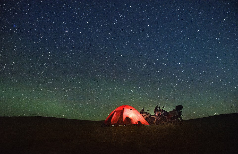 他們?cè)庥錾硥m暴和嚴(yán)寒，且數(shù)天無法洗澡。