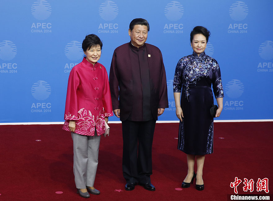 圖為習(xí)近平夫婦歡迎韓國總統(tǒng)樸槿惠。中新社發(fā) 杜洋 攝