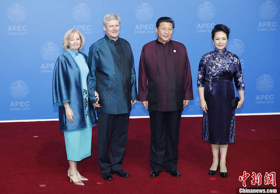 圖為習(xí)近平夫婦歡迎加拿大總理哈珀夫婦。中新社發(fā) 杜洋 攝