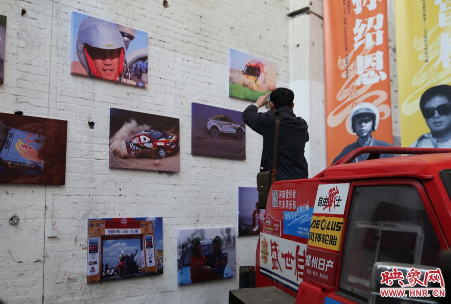 賽車上的攝影師。