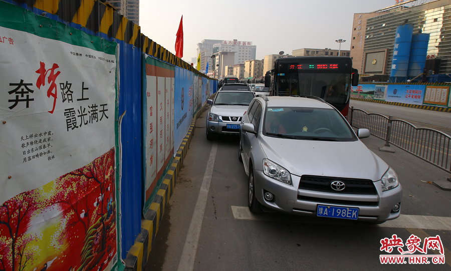 每條路的路口都?jí)嚎s成雙車道，大大減緩了汽車通行速度