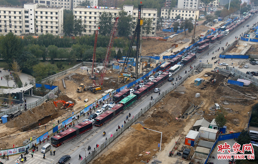 未來(lái)路上的車輛排起了長(zhǎng)龍