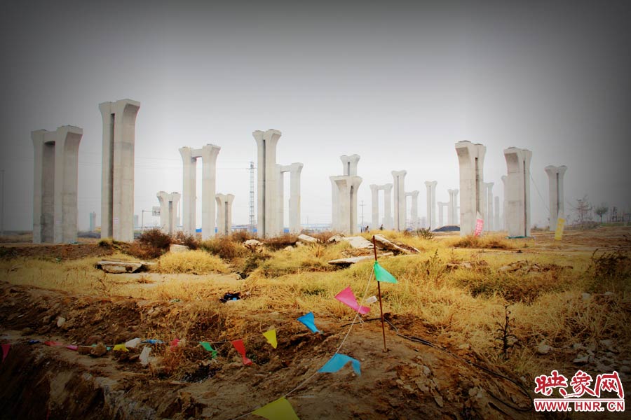 由于項(xiàng)目已經(jīng)停工數(shù)月，施工工地上很難見到工人，設(shè)備也很少，雜草叢生，顯得非?；臎?。