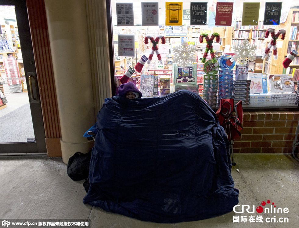 美國“黑色星期五”促銷啟動(dòng) 民眾深夜宿營排隊(duì)搶購