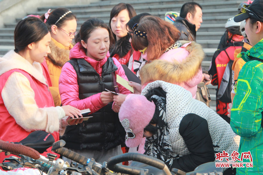 映象網(wǎng)工作人員向網(wǎng)友介紹衣物捐贈(zèng)相關(guān)信息