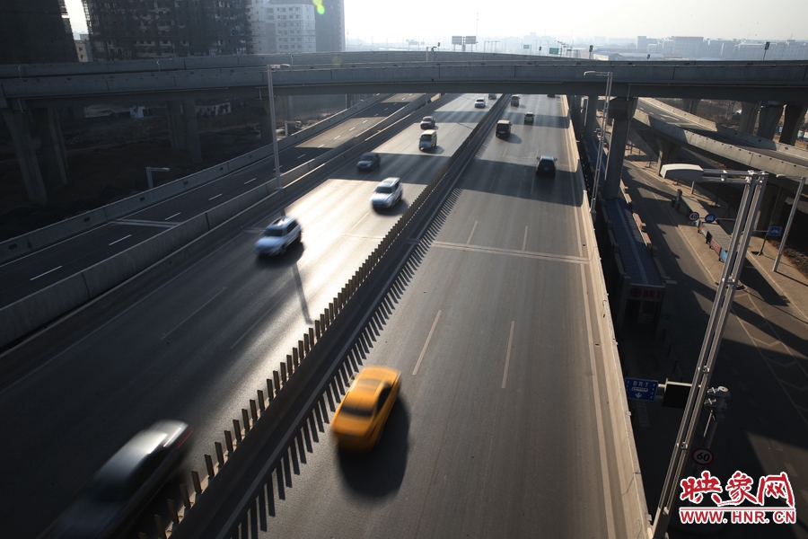 西三環(huán)從隴海高架下穿過。