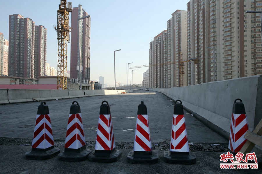 由西向東方向，嵩山南路出口以東，仍在緊張施工中。