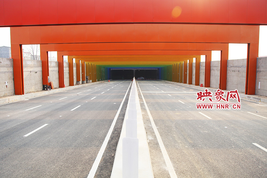 記者駕車體驗(yàn)。