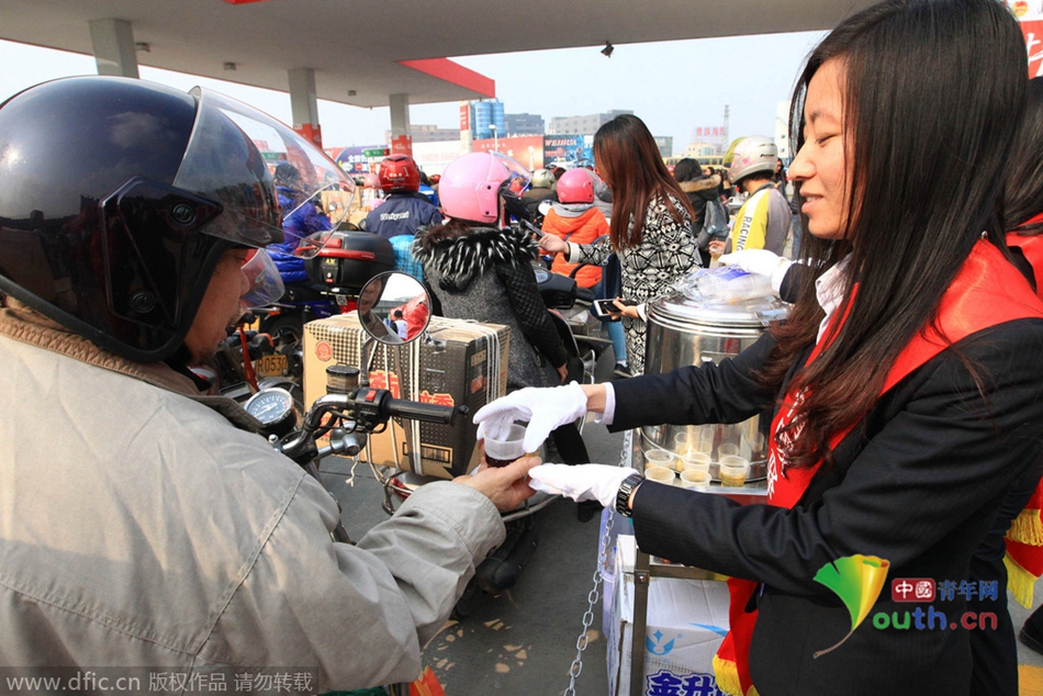 2015年2月10日，廣東佛山，順德龍山加油站為返鄉(xiāng)摩托車(chē)免費(fèi)加油。