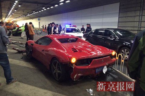 一輛蘭博基尼與一輛法拉利發(fā)生事故，現(xiàn)場(chǎng)狀況慘烈