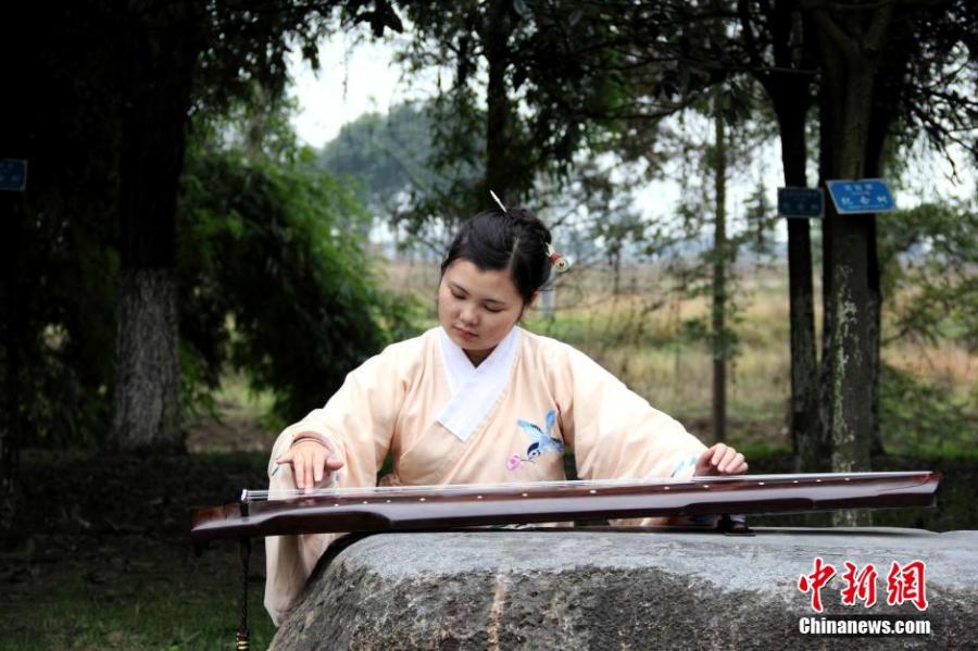 圖為在校園里撫琴的胡雅潔。