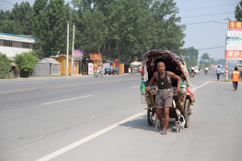 山東花甲老人為尋妻 拉“房車”四海為家 山東花甲老人為尋妻 拉“房車”四海為家