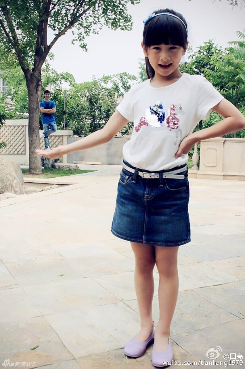 森碟穿短裙秀美腿變少女 和田亮搞怪合照 森碟穿短裙秀美腿變少女 和田亮搞怪合照