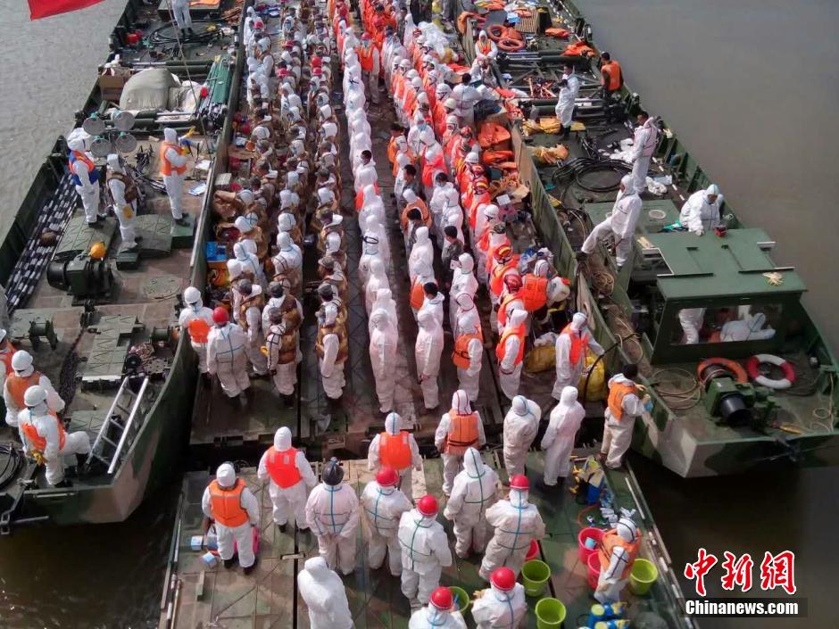 消防官兵進入“東方之星”艙內進行破拆和搜救 消防官兵進入“東方之星”艙內進行破拆和搜救