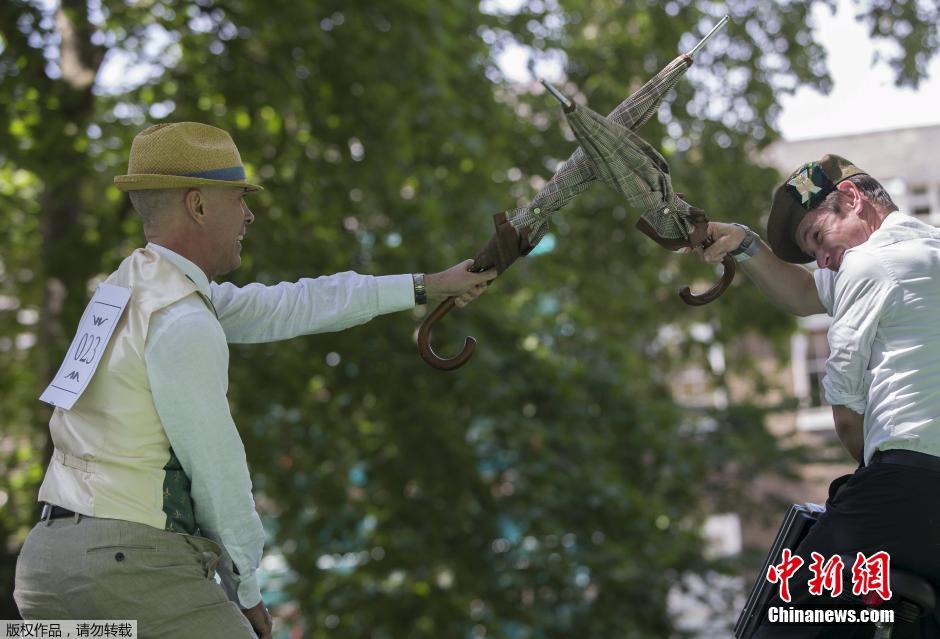 倫敦紳士運(yùn)動(dòng)會(huì) 騎車“擊傘”人仰馬翻 倫敦紳士運(yùn)動(dòng)會(huì) 騎車“擊傘”人仰馬翻