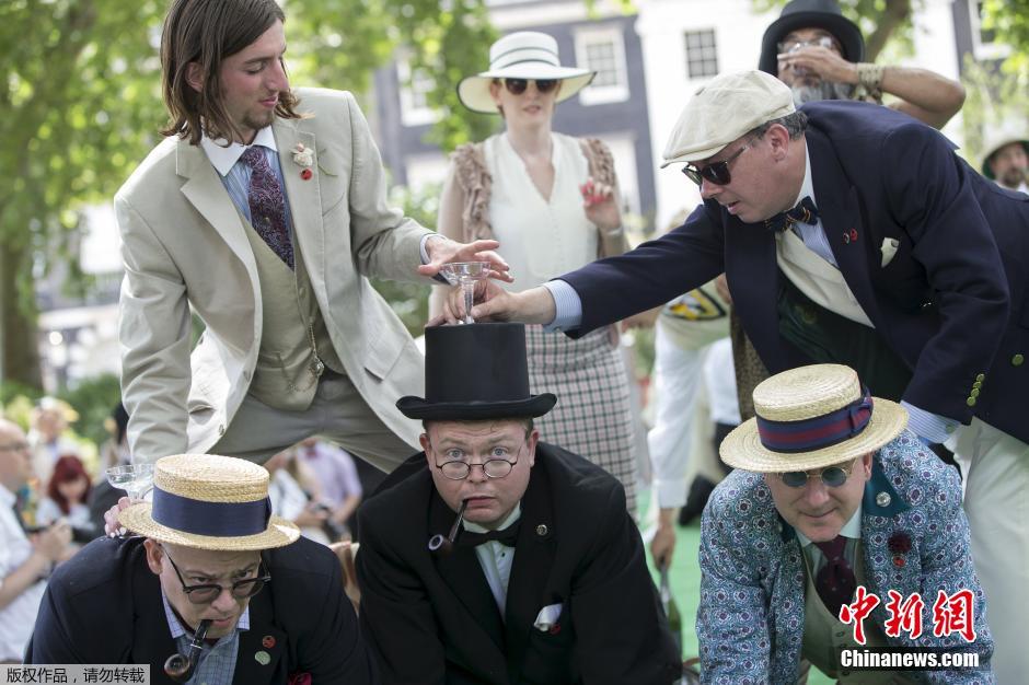 倫敦紳士運(yùn)動(dòng)會(huì) 騎車“擊傘”人仰馬翻 倫敦紳士運(yùn)動(dòng)會(huì) 騎車“擊傘”人仰馬翻