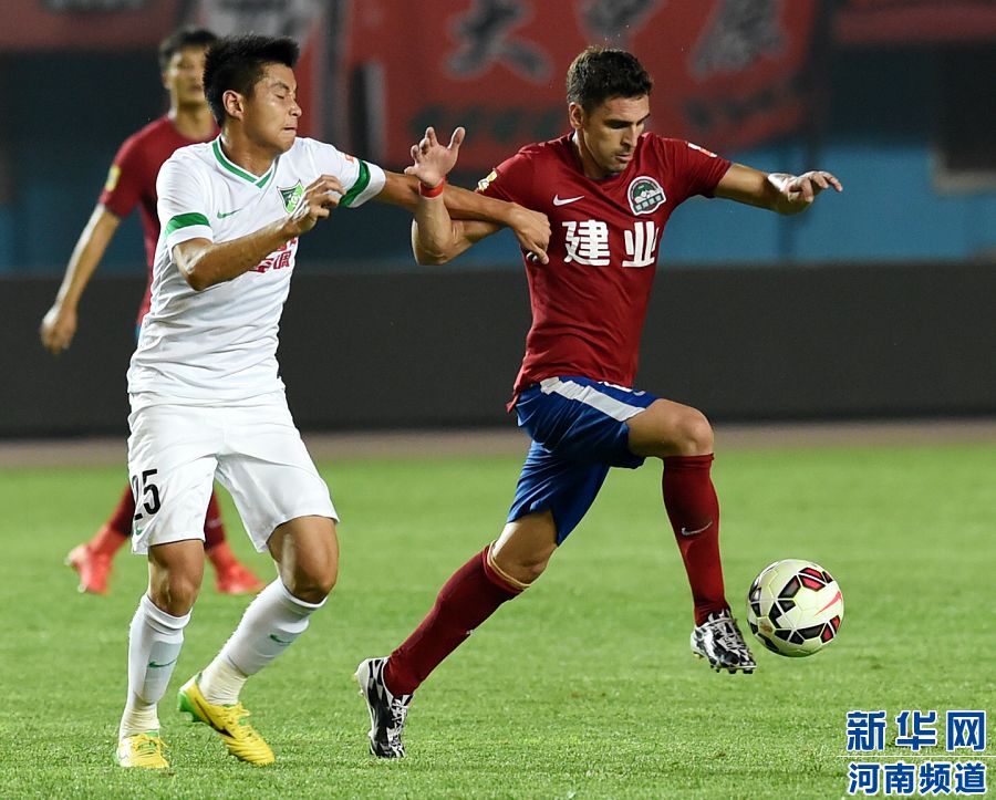 7月19日，河南建業(yè)隊球員伊沃（右）在比賽中帶球進攻。