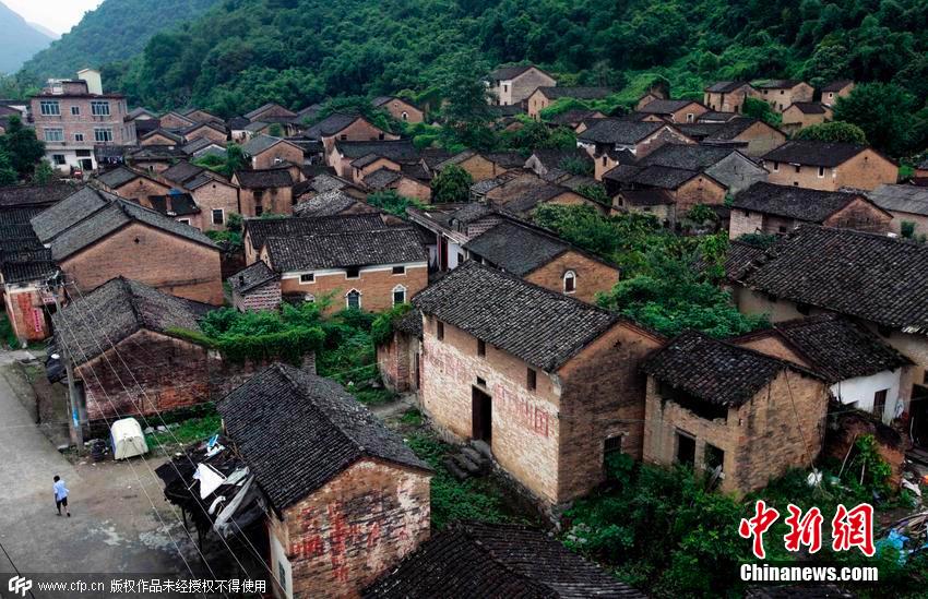 走進(jìn)廣西“紅軍標(biāo)語(yǔ)村” 革命標(biāo)語(yǔ)遍布全村老屋 走進(jìn)廣西“紅軍標(biāo)語(yǔ)村” 革命標(biāo)語(yǔ)遍布全村老屋