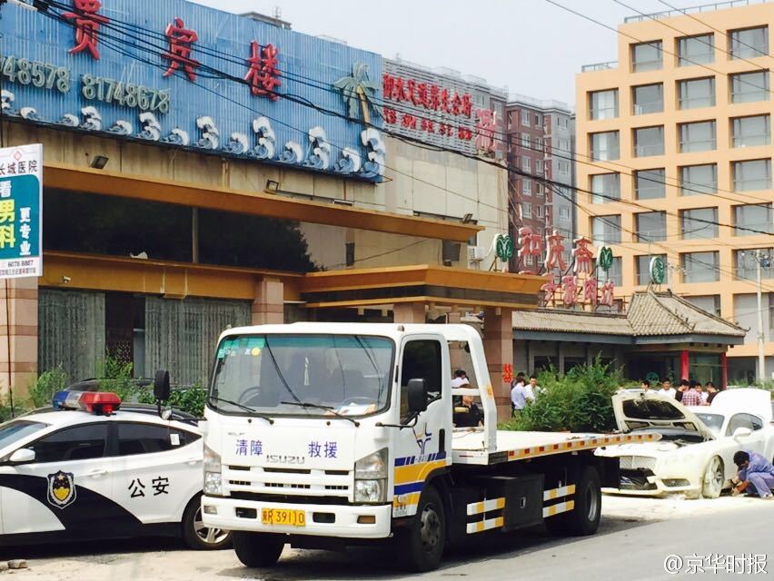 新郎租400萬(wàn)豪車(chē)迎親被鞭炮點(diǎn)燃 新郎租400萬(wàn)豪車(chē)迎親被鞭炮點(diǎn)燃